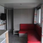 mobil home intérieur pièce à vivre banquettes télé frigo à abbeville tollent camping